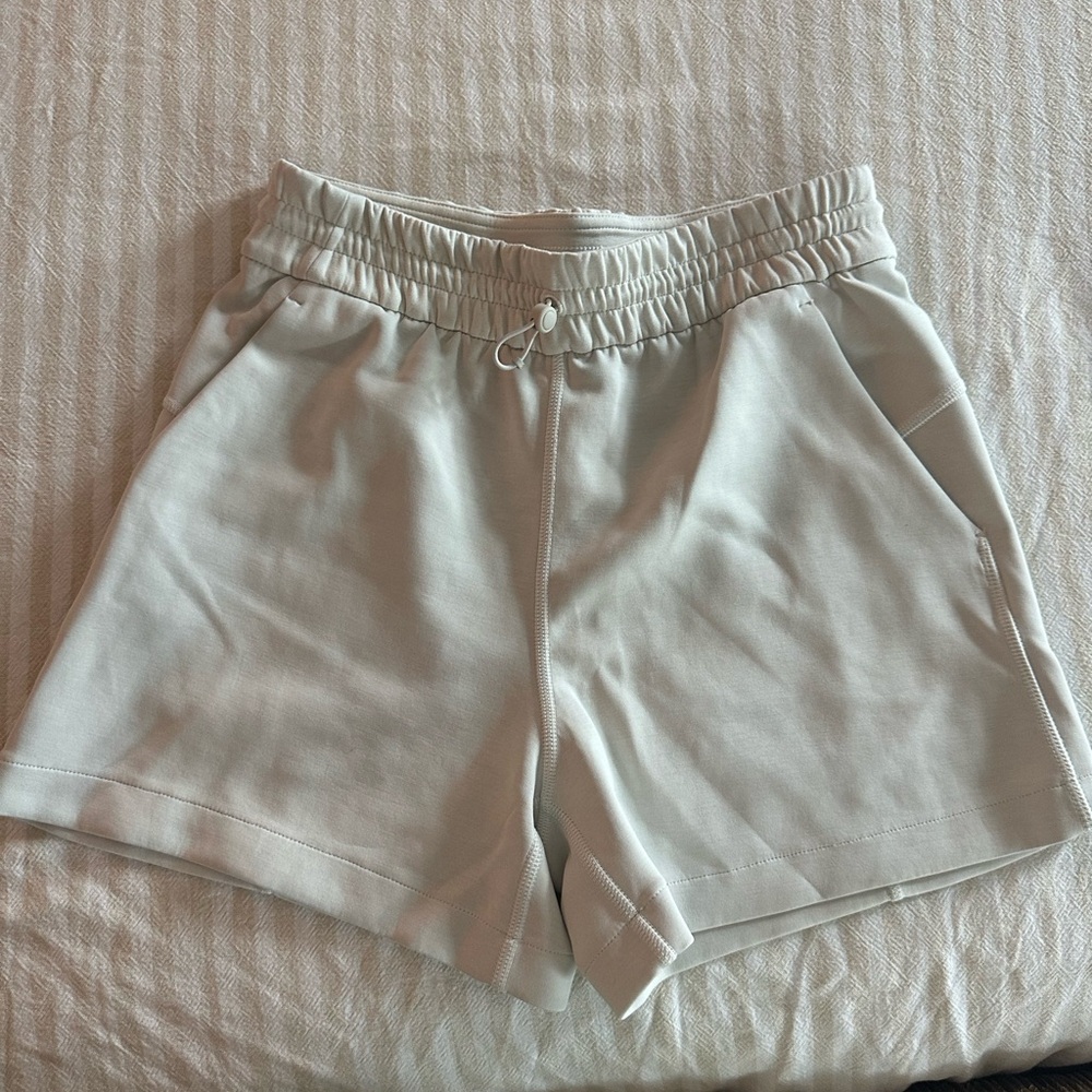 Lululemon softstreme high-rise short “4